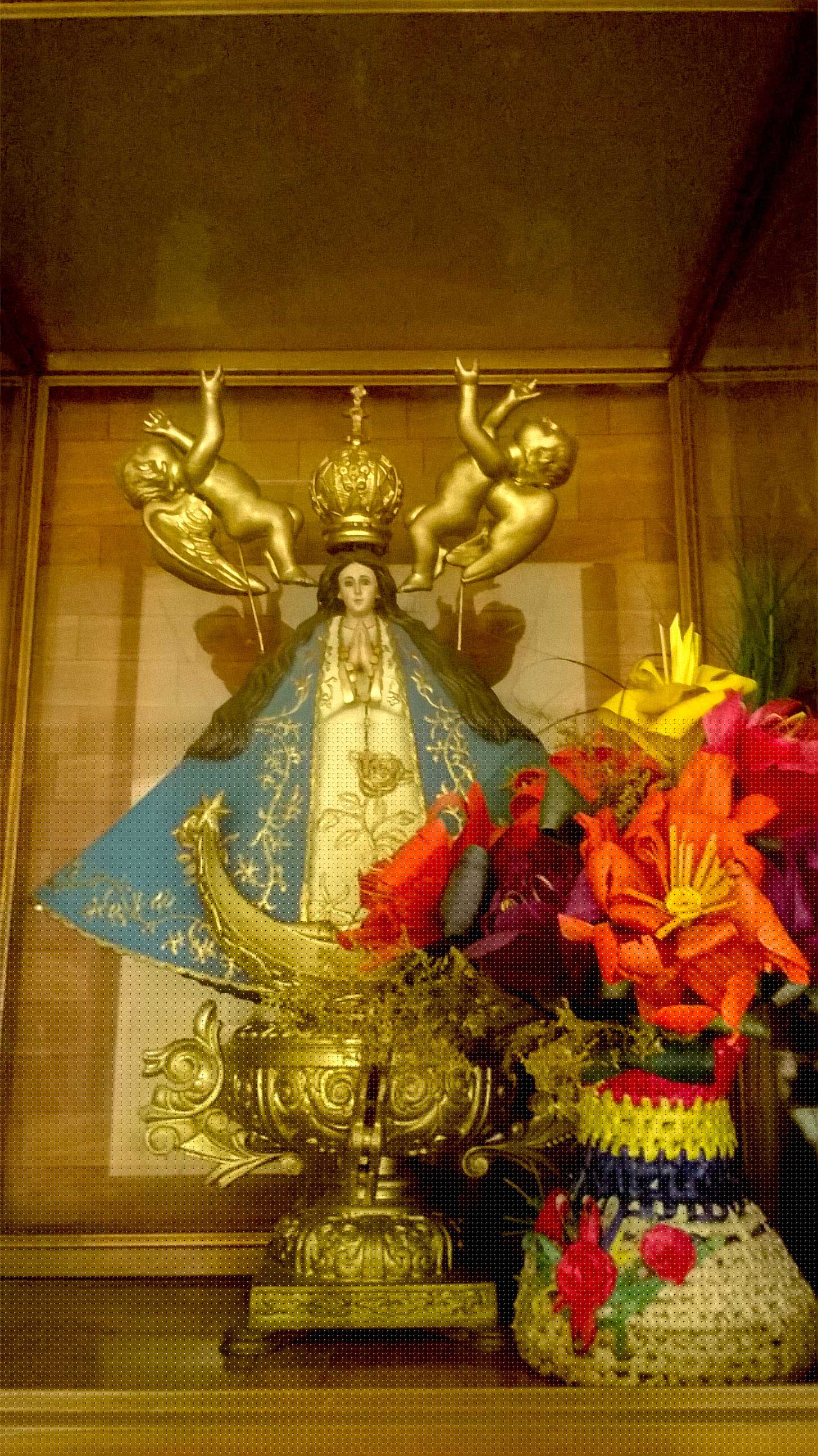 virgen “San Juanita de los Lagos” en el altar principal